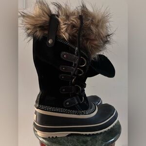 Sorel black suede lined snow boot with fur Waterproof women’s size 6.